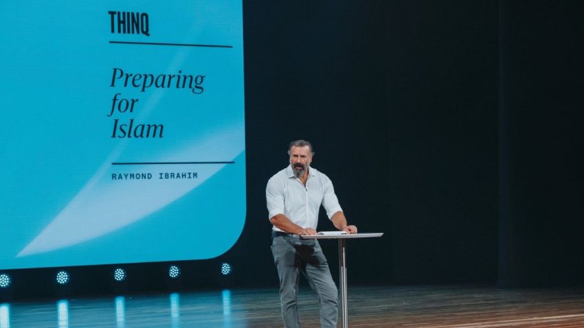 Raymond Ibrahim prononce un discours lors du sommet THINQ, qui s'est tenu du 1er au 3 octobre 2026 à Nashville, Tennessee.