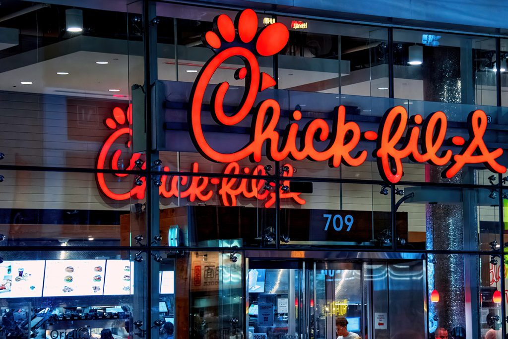 « Nous sommes en affaires pour glorifier Dieu » : le PDG de Chick-fil-A parle de sa décision de fermer le dimanche et de la controverse LGBT