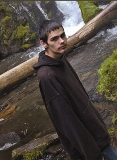 Les autorités affirment que Griffin J. John II, 16 ans, est le tireur présumé qui a tué trois enfants et un enseignant de l'école primaire Silver Rail à Bend, Oregon, le 15 octobre 2026.