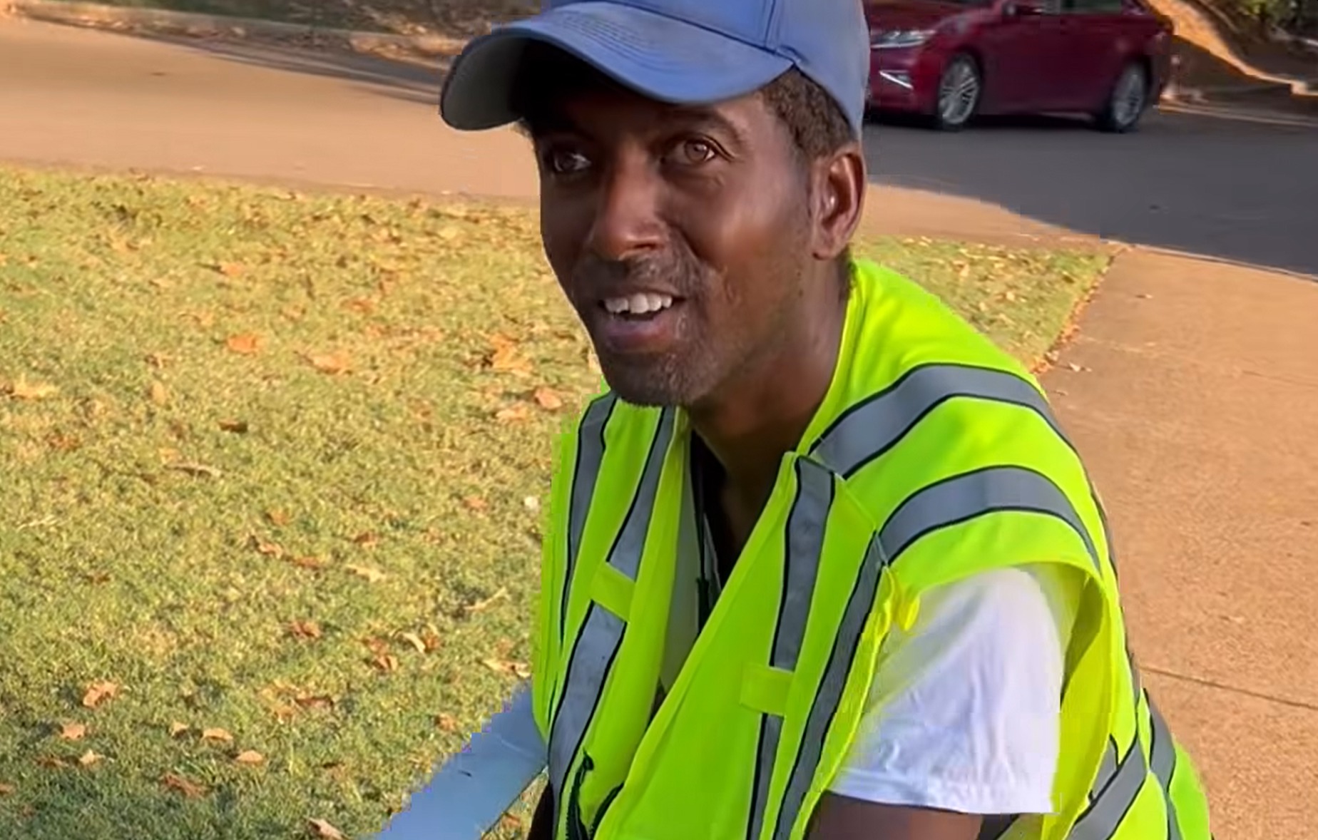 Un homme obtient une voiture du pasteur et de la communauté après son arrestation pour avoir vendu de l'eau, Gatorade dans la rue Memphis