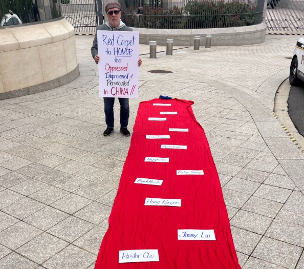 Un pasteur arrêté lors d'une manifestation de prière devant l'ambassade de Chine : « Un triste jour en Amérique »